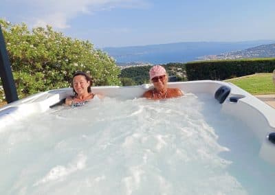 Jacuzzi des gites sassone à Ajaccio avec vue sur la mer